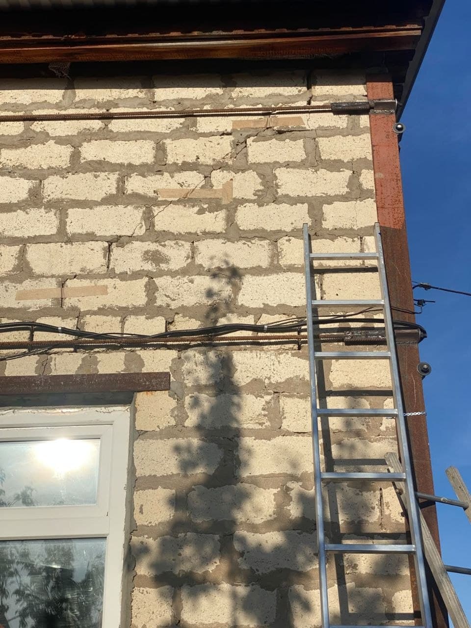 Угловой узел металлического усиления стен частного дома